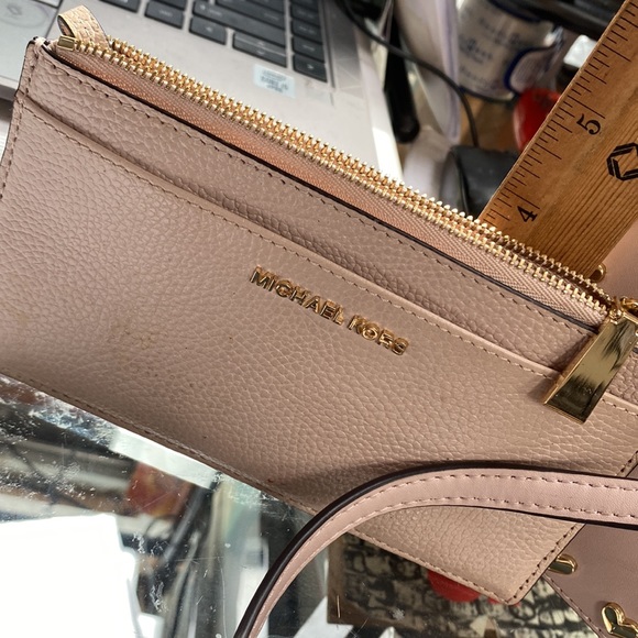 Michael Kors pink shoulder bag with matching wallet. Excellent condition! - Picture 4 of 11